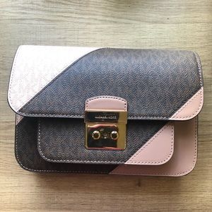 Excellent Michael Kors shoulder bag.